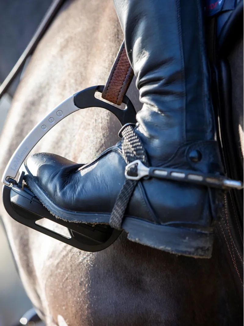 LeMieux Vector Balance Stirrup - Black/Aluminium-2